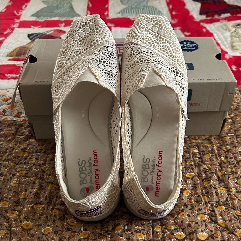Bobs Skechers Women's Cream Crochet Loafers size 9